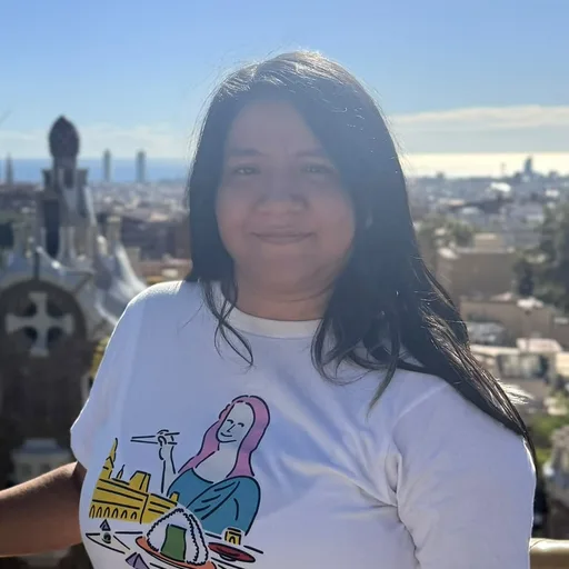 Malinali Becerril smiling at Park Güell, with Barcelona and the sea behind